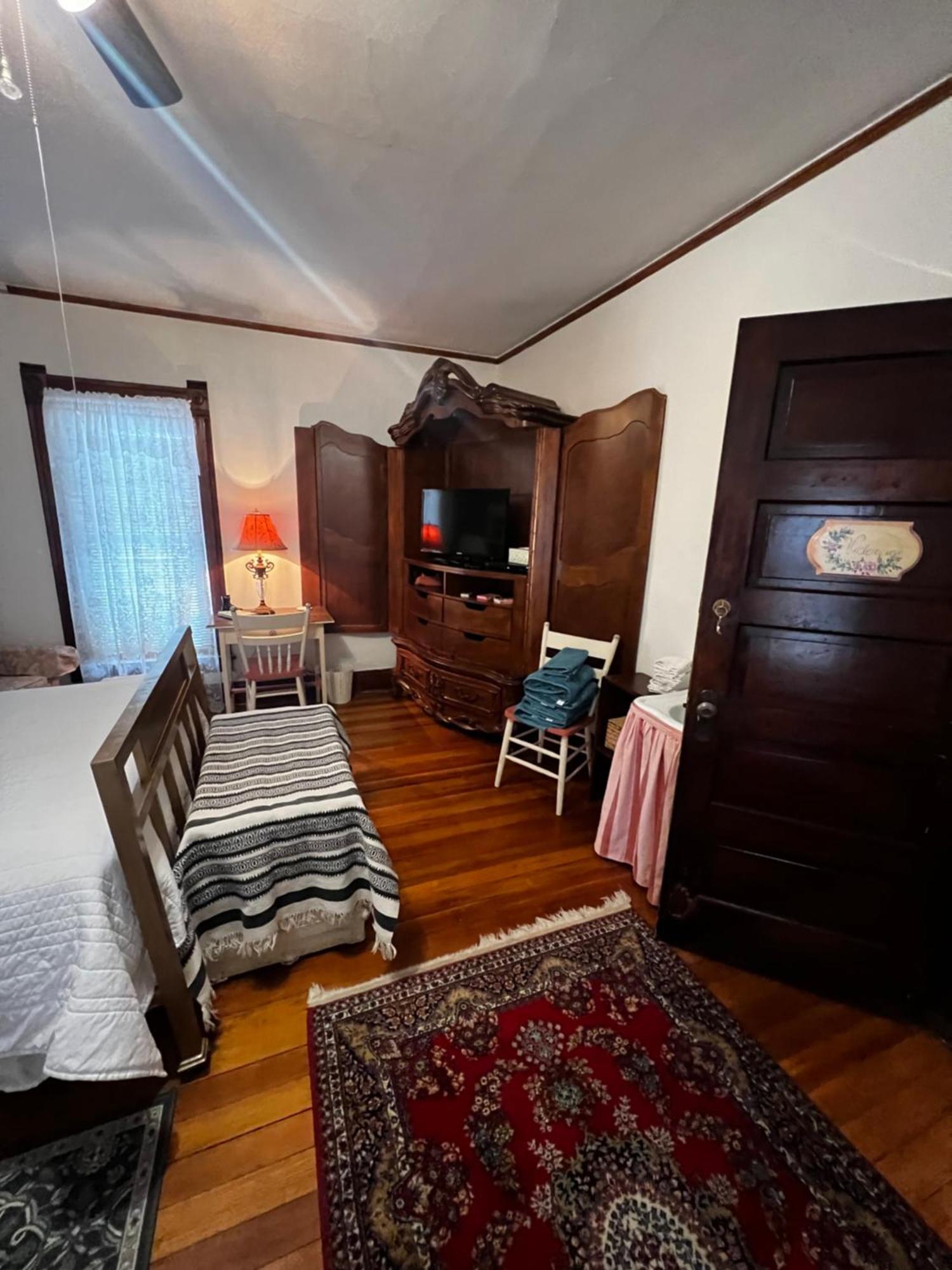 Bed And Breakfast Hearts Desire ราโทน ภายนอก รูปภาพ